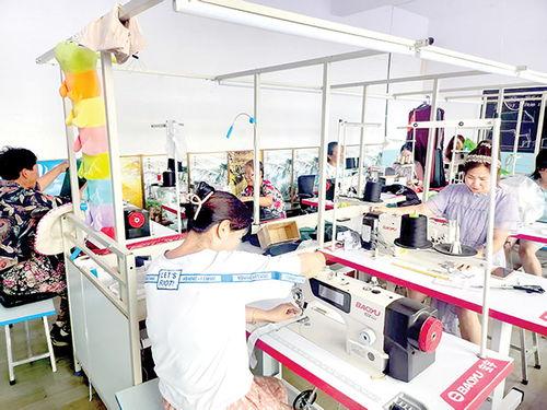 服(fu)裝(zhuang)加工助(zhu)鄉(xiang)村(cun)增收(shou)，訂(ding)單火(huo)爆拓寬(kuan)致(zhi)富(fu)路