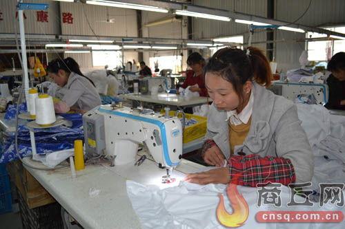 貧(pin)困(kun)戶(hu)在服(fu)裝(zhuang)加工廠(chang)的就業(ye)轉(zhuan)型(xing)之(zhi)路