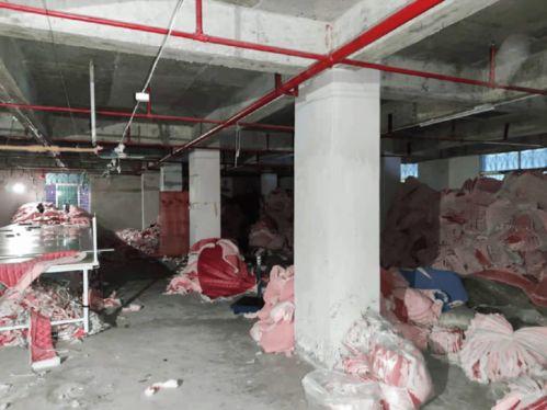 違規“三合(he)壹(yi)”服(fu)裝(zhuang)加工(gong)作(zuo)坊(fang)釀隱患，業主被依(yi)法行政拘(ju)留(liu)