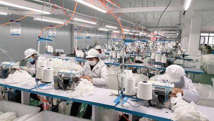 長嶺(ling)鎮 紡織(zhi)服(fu)裝(zhuang)產(chan)業加速發(fa)展，服(fu)裝(zhuang)加工(gong)成(cheng)為(wei)經(jing)濟(ji)新(xin)引擎(qing)