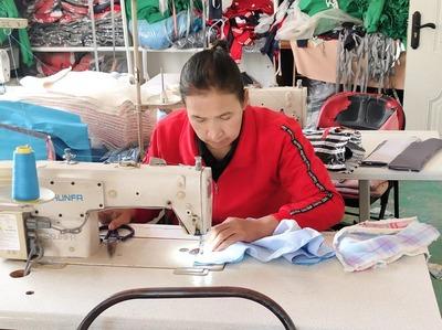 巧(qiao)手織夢(meng) 墨(mo)玉(yu)農(nong)家婦(fu)女(nv)的個(ge)體縫紉(ren)合(he)作(zuo)社(she)致(zhi)富(fu)之(zhi)路(lu)